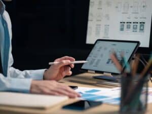 Digitale Projektarbeit bei Releon Mitarbeiter nutzt Laptop zur Prozessoptimierung