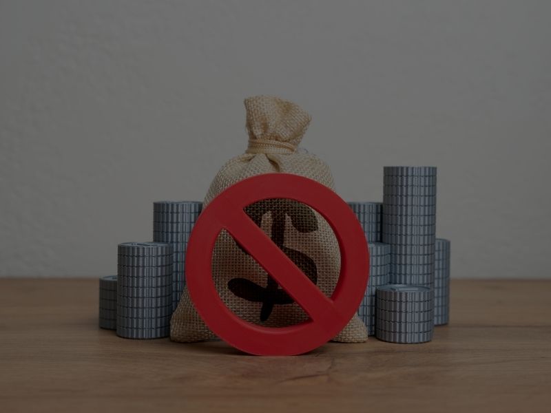 Symbolbild für eingesparte IT-Kosten. Durchgestrichener Geldsack als Zeichen für Kostenreduktion.