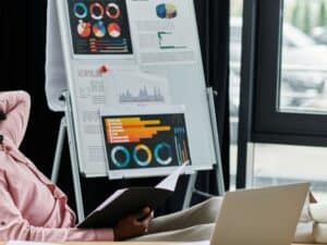 Mitarbeiter führt eine Prozessoptimierung bei releon durch.