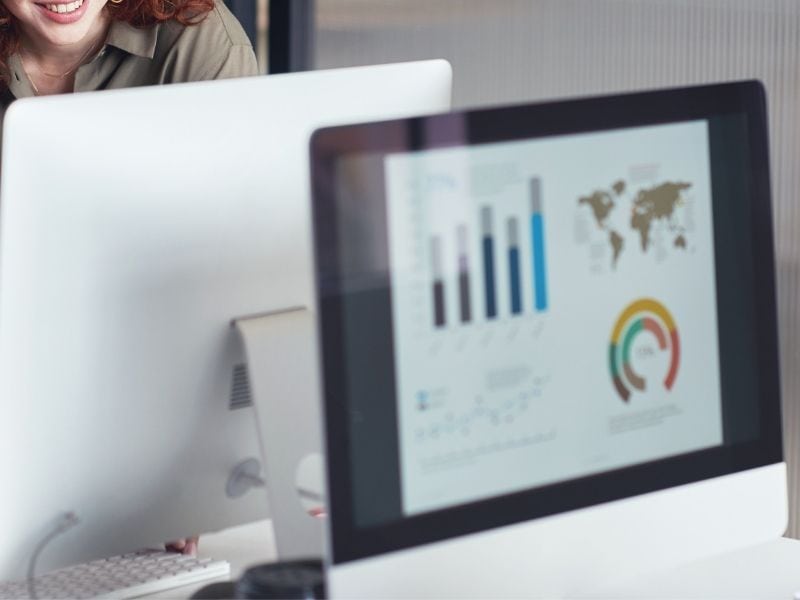 Mitarbeiter analysieren Daten um Unternehmensprozesse weiter zu optimieren.