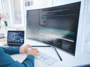 Laptop Arbeitsplatz bei Releon modernes IT Team bei der Arbeit