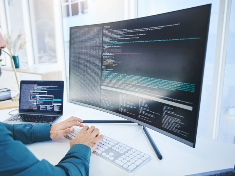 Laptop Arbeitsplatz bei Releon modernes IT Team bei der Arbeit