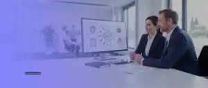 EU AI Act für Unternehmen: Zwei Fachkräfte prüfen den sicheren Einsatz künstlicher Intelligenz in einem Kölner Unternehmen.