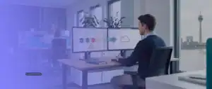 Office 2021 Supportende_ IT-Mitarbeiter bereitet den Wechsel von Office 2021 zu einer Cloud-Lösung vor, im Hintergrund der Düsseldorfer Rheinturm.