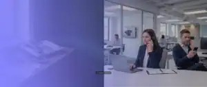 Teams-Telefonie: KI-visualisierte Darstellung einer klassischen Telefonanlage im Übergang zu moderner Teams-Telefonie mit Headset, Smartphone und flexiblen Arbeitsplätzen.